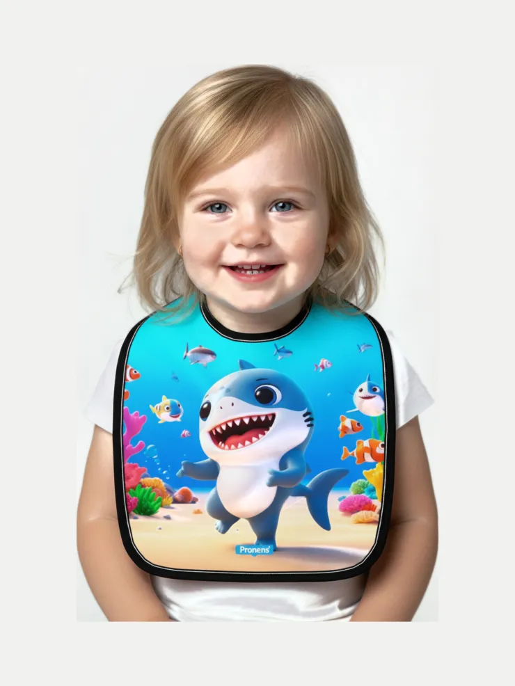 Babero microfibra impermeable Baby Shark, puesto por un bebé