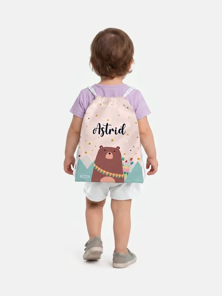 Bolsa mochila impermeable guardería Oso Tribal, puesta a la espalda