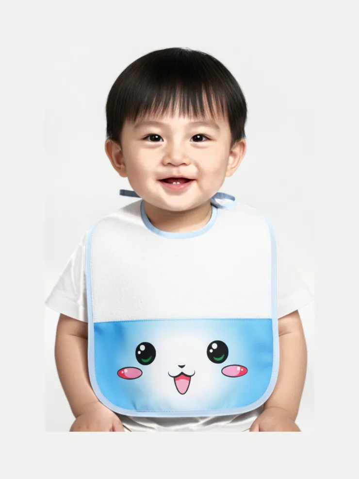 Babero Kawaii, puesto por un bebé