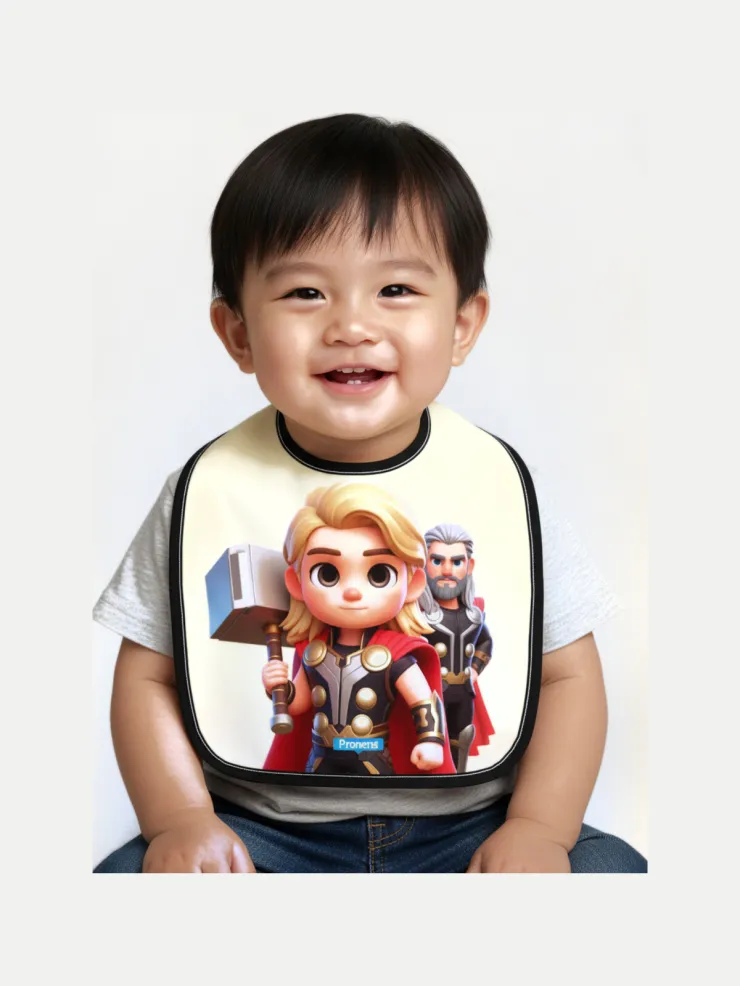 Babero microfibra impermeable Thor, puesto por un bebé